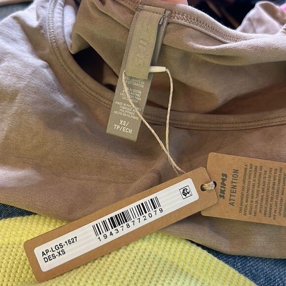 SKIMS
Vintage Scoop Long-Sleeve T-Shirt desert XS - Picture 5 of 5